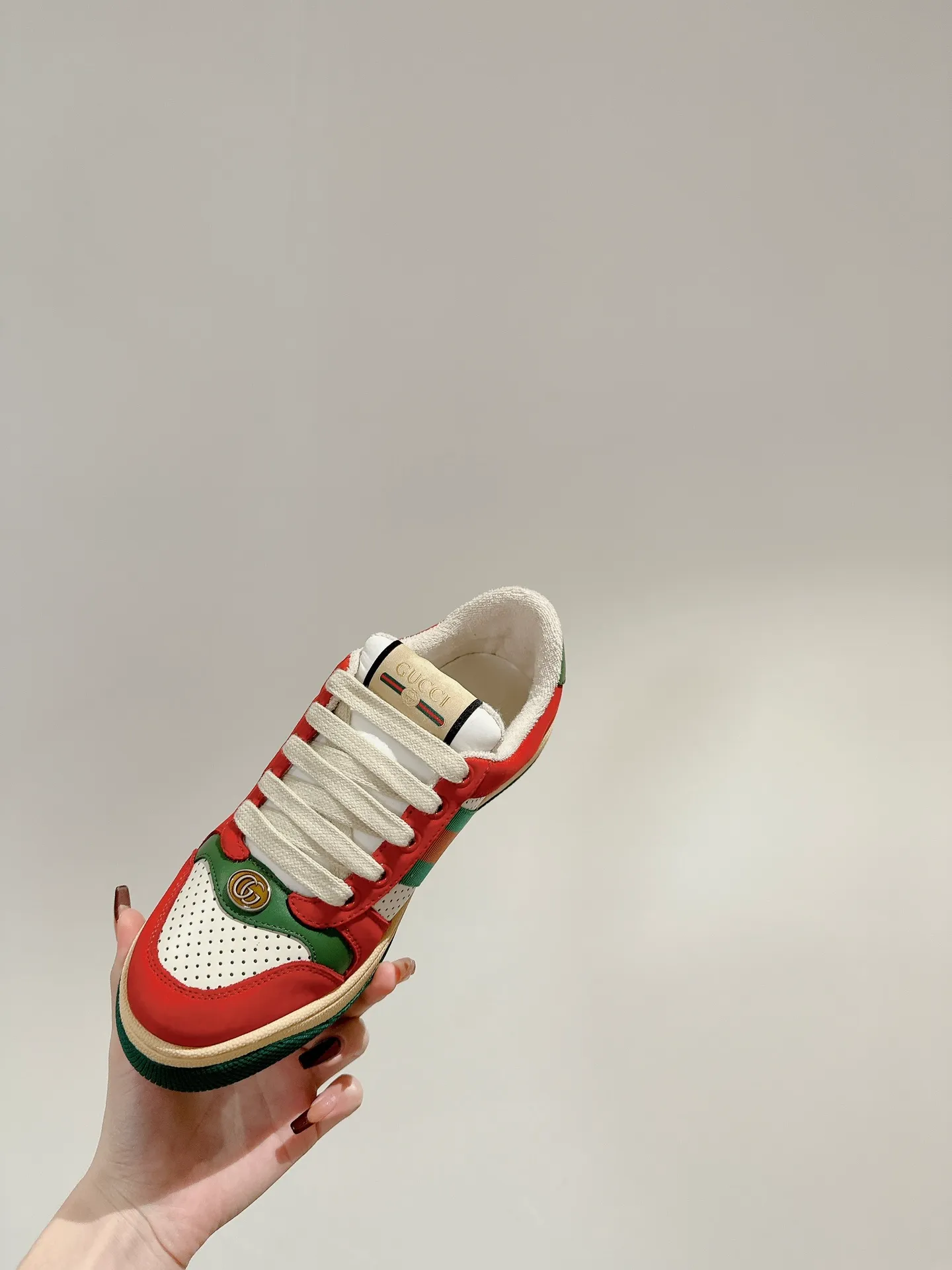 👟👟Ex-factory price 560👟👟 Men ➕10 Gucci————Purchase version GG series distressed dirty shoes-hot style is coming! 9 times out of 10 sales, you will definitely get the money. Ready stock! Spot goods! Spot goods! New colors added - the ultimate version on the market! Purchase the original version and develop it... fabric, material, outsole, and details can be compared at will! Open-mold Swarovski one-to-one replica rhinestone chain...Metal cherry pendant...Metal double G crystal cylindrical mark...Gucci original customized narrow webbing...Super flash series - flash diamond chain. The cherry decoration is detachable and can be changed into two to match with each other to show your personality. Exclusive color-brushed cowhide fabric. Hand-made distressed is very textured and has a sense of luxury! The details of the workmanship can be seen in the drawings, and no line is missed. The original terry cloth is delicate, soft and more comfortable and breathable. The privately stamped two-color original TPU outsole (lower layer is wider and the upper layer is narrower). Matching packaging⭐️ Size: Female 35-40 Male 39-44 (Female 41 Male 45 customized)